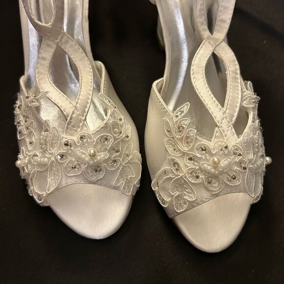 Women’s Satin Lace Peep Toe Flowers Detail Wedge Ankle Strap white size 4 - 4.5 - Picture 5 of 11